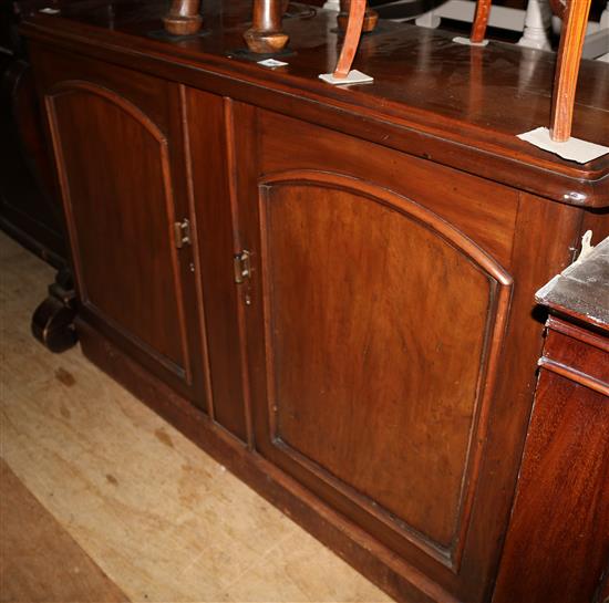 Victorian mahogany dwarf cupboard(-)